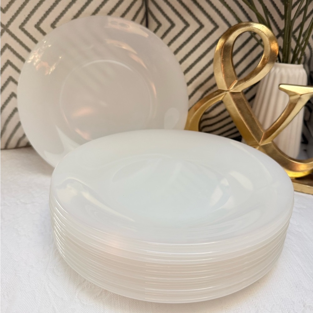 Arcopal France Vintage Milk Glass Dinner Plates, sets of 11 - Picture 3 of 9